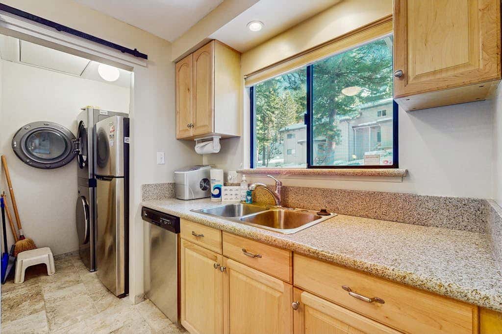 Spacious Condo with Fireplace, Deck, Wet Bar, Pool, Free Shuttle to Ski Resort