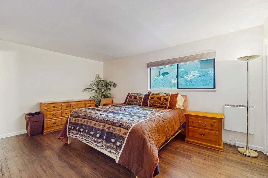 Spacious Condo with Fireplace, Deck, Wet Bar, Pool, Free Shuttle to Ski Resort