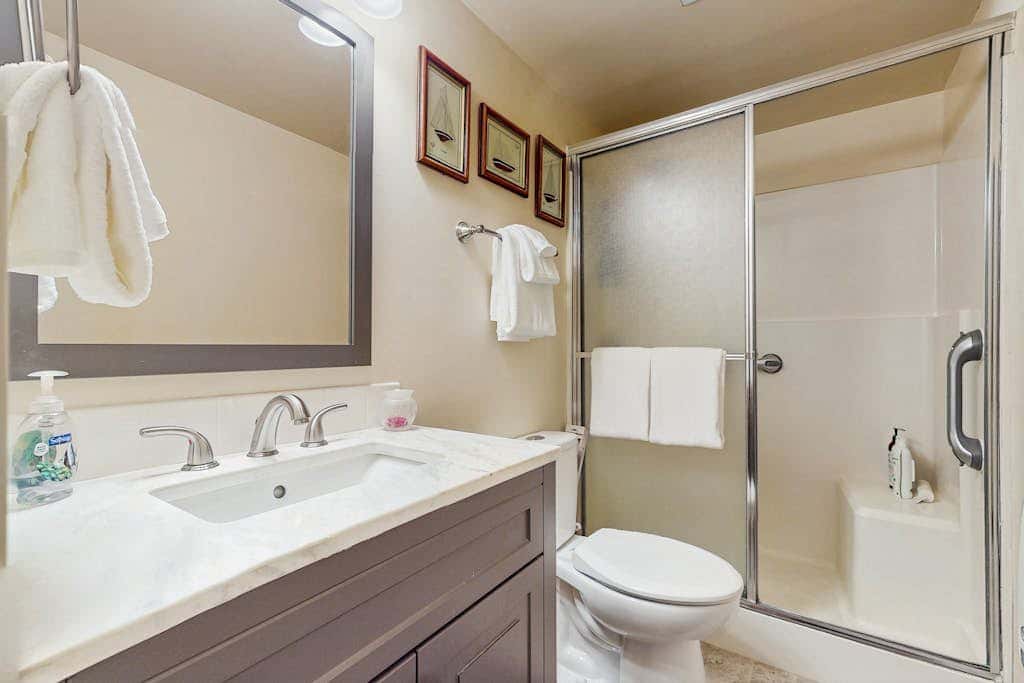 Spacious Condo with Fireplace, Deck, Wet Bar, Pool, Free Shuttle to Ski Resort