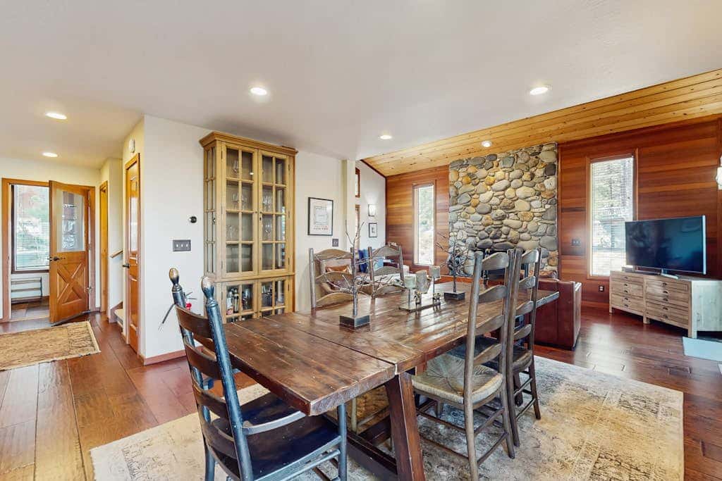 Remodeled house with private hot tub, pool access, tennis, & Ping-Pong
