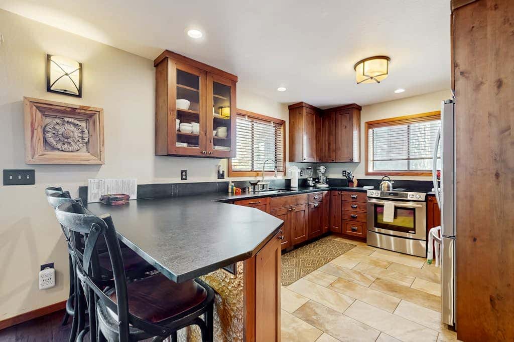 Remodeled house with private hot tub, pool access, tennis, & Ping-Pong