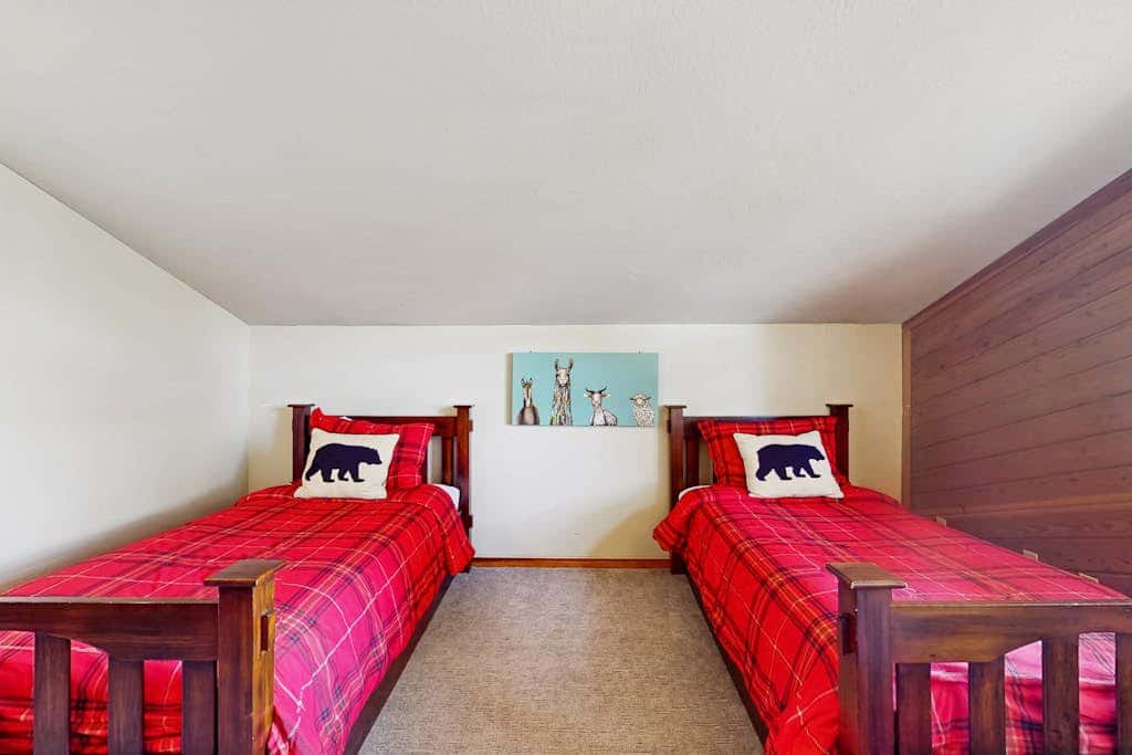 Remodeled house with private hot tub, pool access, tennis, & Ping-Pong