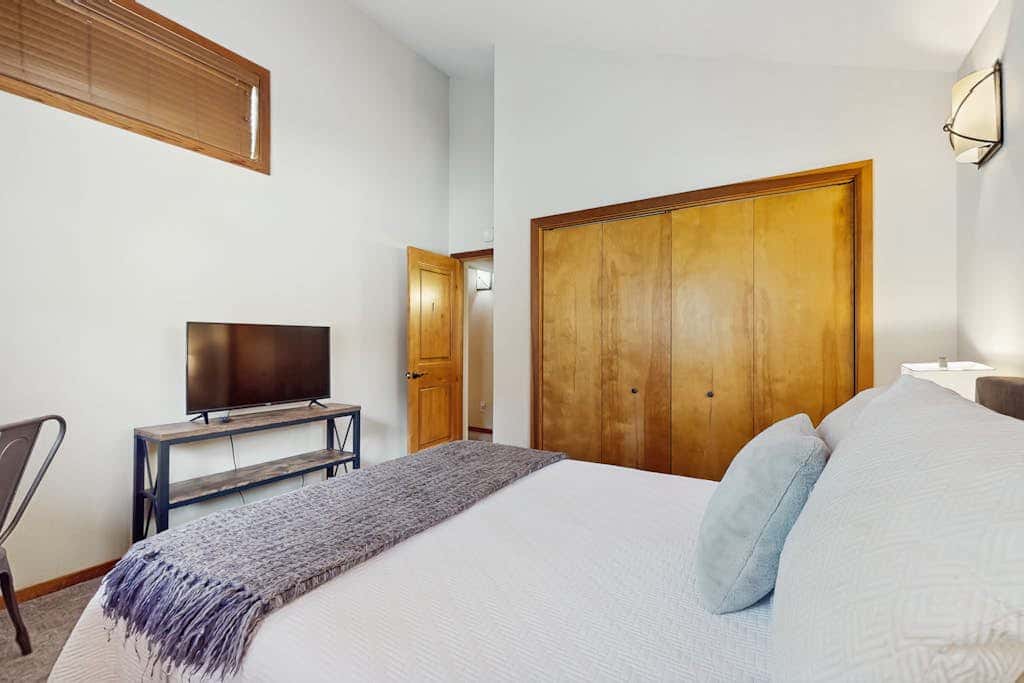 Remodeled house with private hot tub, pool access, tennis, & Ping-Pong