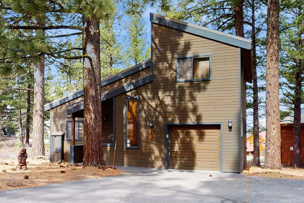 Remodeled house with private hot tub, pool access, tennis, & Ping-Pong