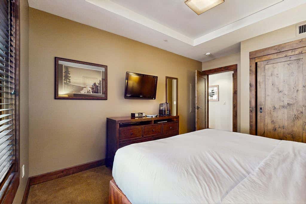 Ski-in-ski-out, ground-floor condo with fireplace, patio, shared pool & hot tub