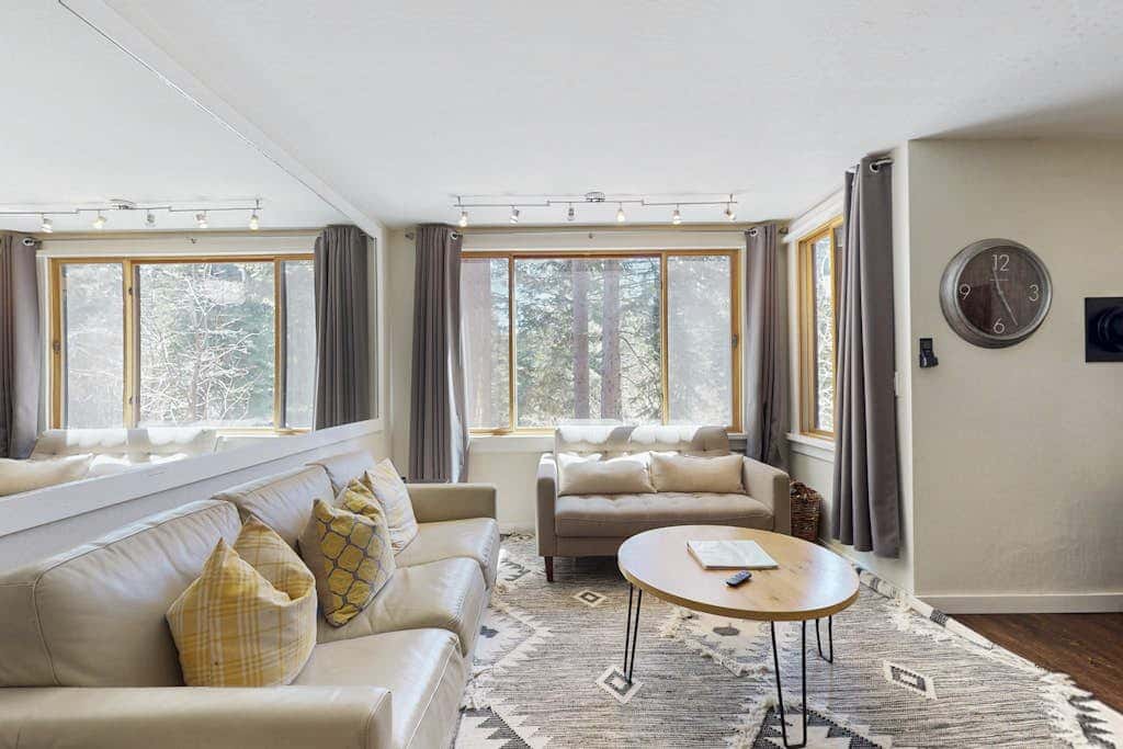 Adorable & stylish ski-in-ski-out condo with fireplace