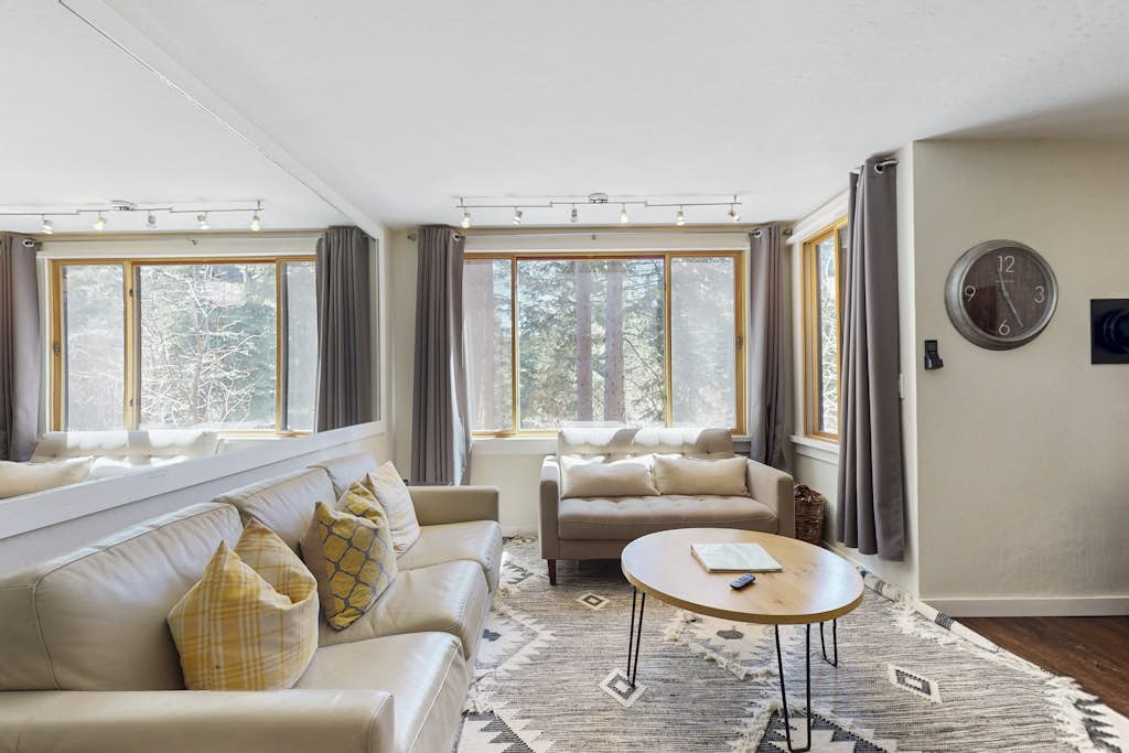 Adorable & stylish ski-in-ski-out condo with fireplace
