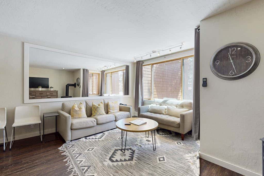 Adorable & stylish ski-in-ski-out condo with fireplace