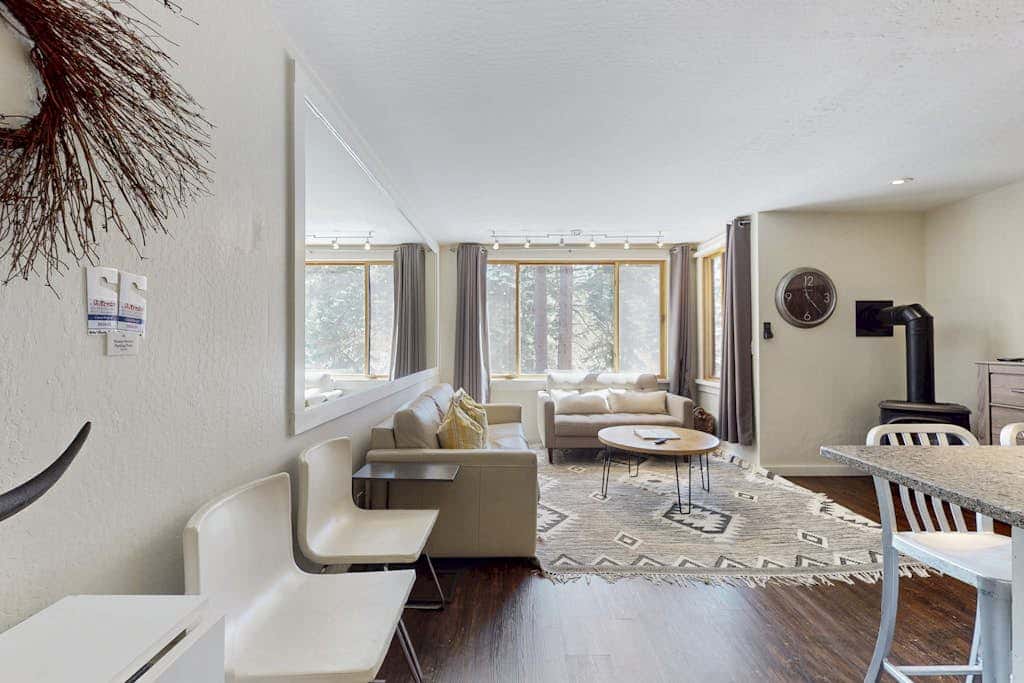 Adorable & stylish ski-in-ski-out condo with fireplace