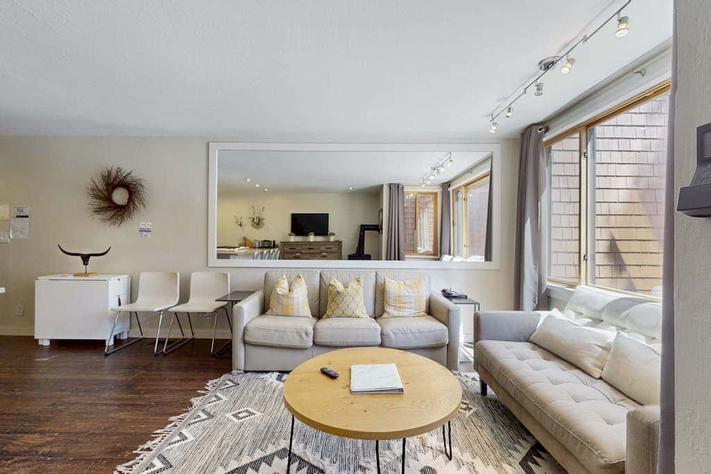 Adorable & stylish ski-in-ski-out condo with fireplace