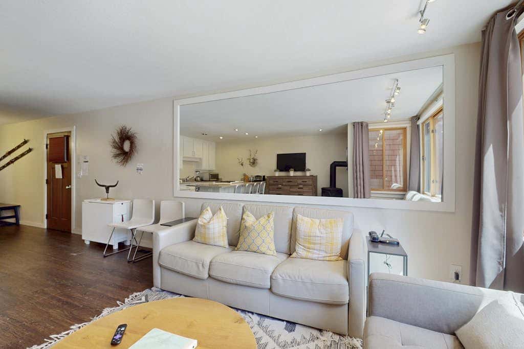 Adorable & stylish ski-in-ski-out condo with fireplace