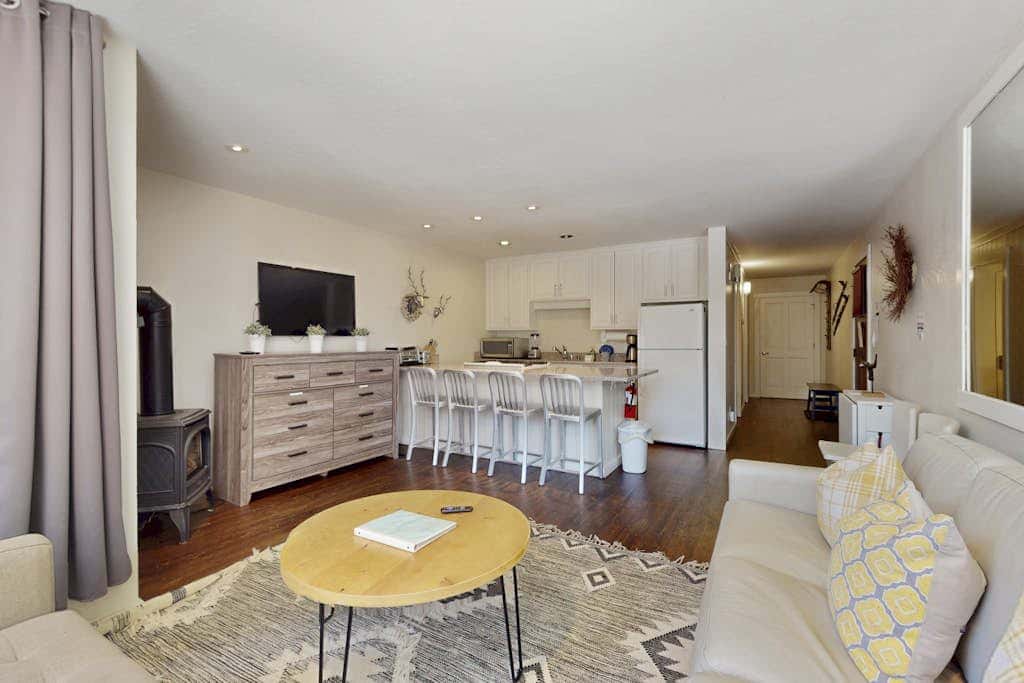 Adorable & stylish ski-in-ski-out condo with fireplace