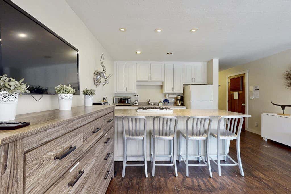 Adorable & stylish ski-in-ski-out condo with fireplace