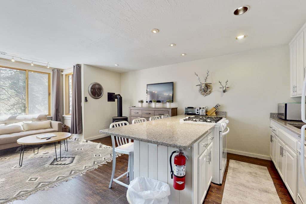 Adorable & stylish ski-in-ski-out condo with fireplace