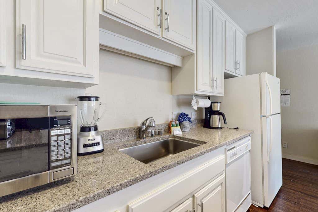 Adorable & stylish ski-in-ski-out condo with fireplace