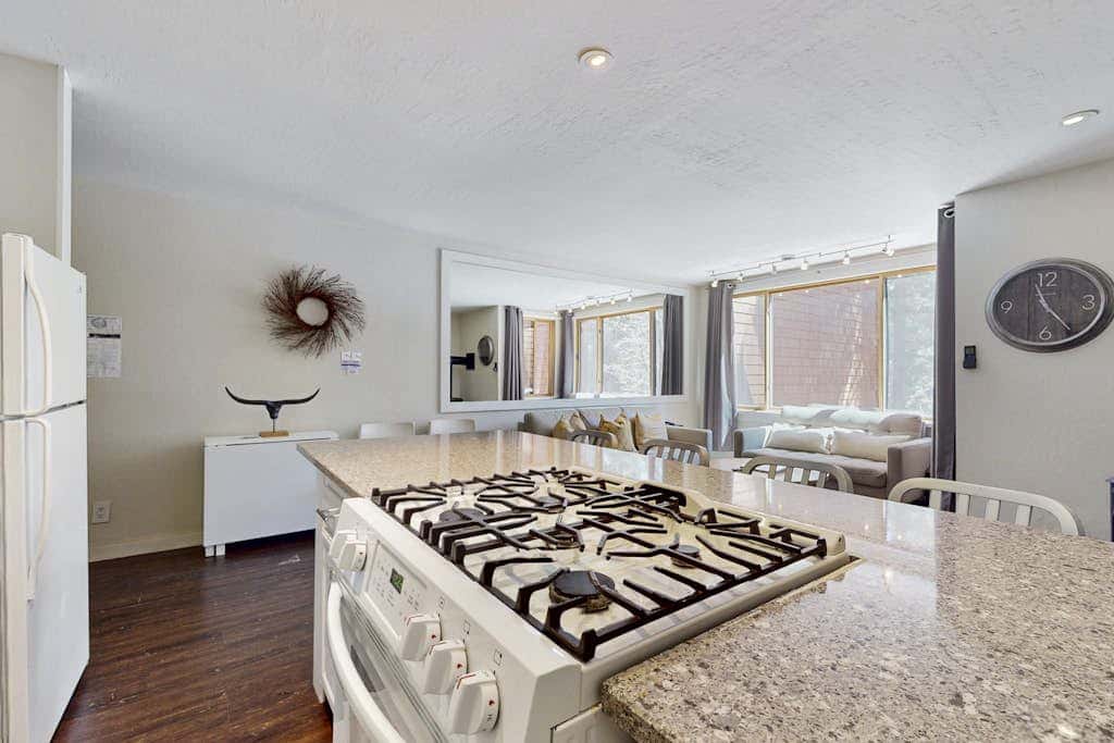 Adorable & stylish ski-in-ski-out condo with fireplace