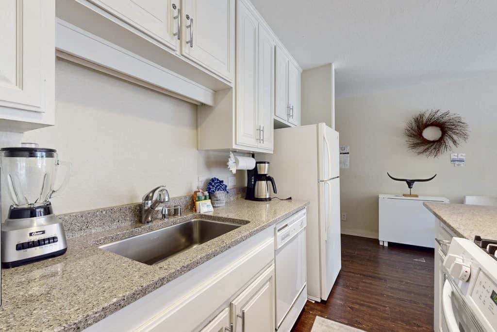 Adorable & stylish ski-in-ski-out condo with fireplace