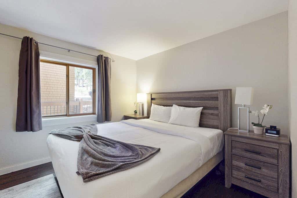 Adorable & stylish ski-in-ski-out condo with fireplace