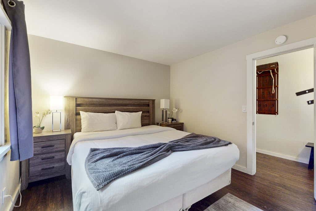 Adorable & stylish ski-in-ski-out condo with fireplace