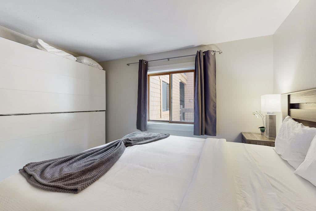 Adorable & stylish ski-in-ski-out condo with fireplace