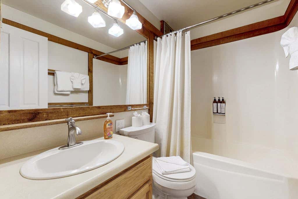Adorable & stylish ski-in-ski-out condo with fireplace
