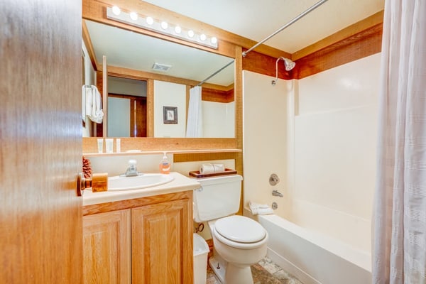 Cheery Gold Bend Family Condo