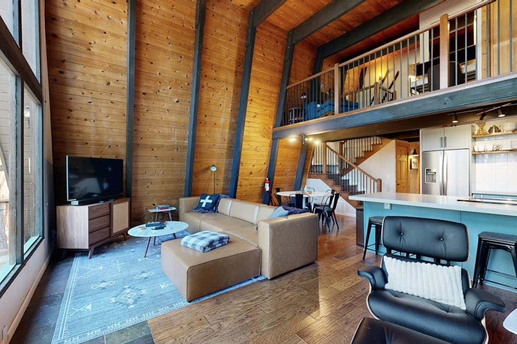 Woodland home in quiet location with deck, fireplace & entertainment options