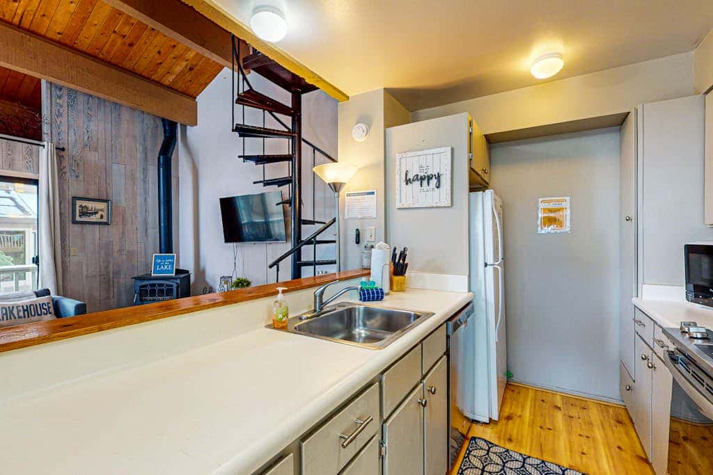 Family-Friendly Condo with Pool, Tennis, Deck & Walk to Beach Access
