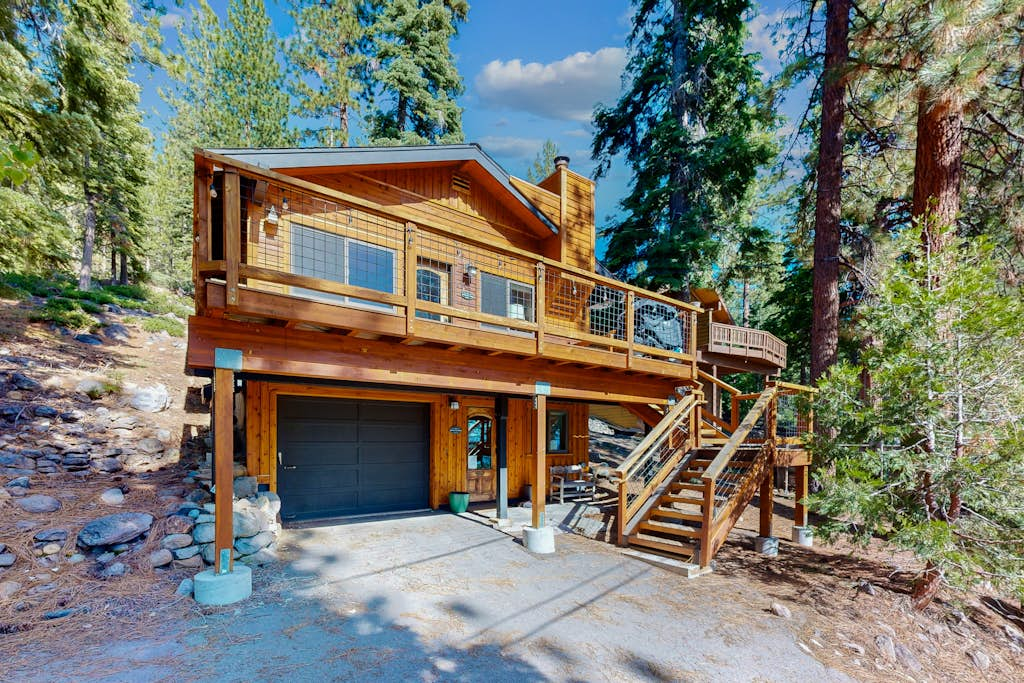 Forest getaway with spectacular lake view, 2 decks & hot tub - near Kings Beach