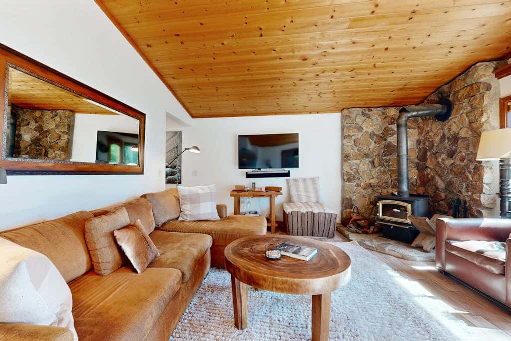 Forest getaway with spectacular lake view, 2 decks & hot tub - near Kings Beach