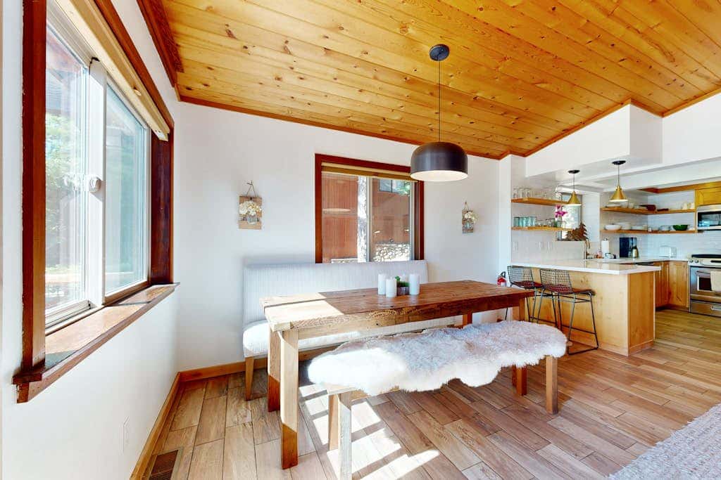 Forest getaway with spectacular lake view, 2 decks & hot tub - near Kings Beach