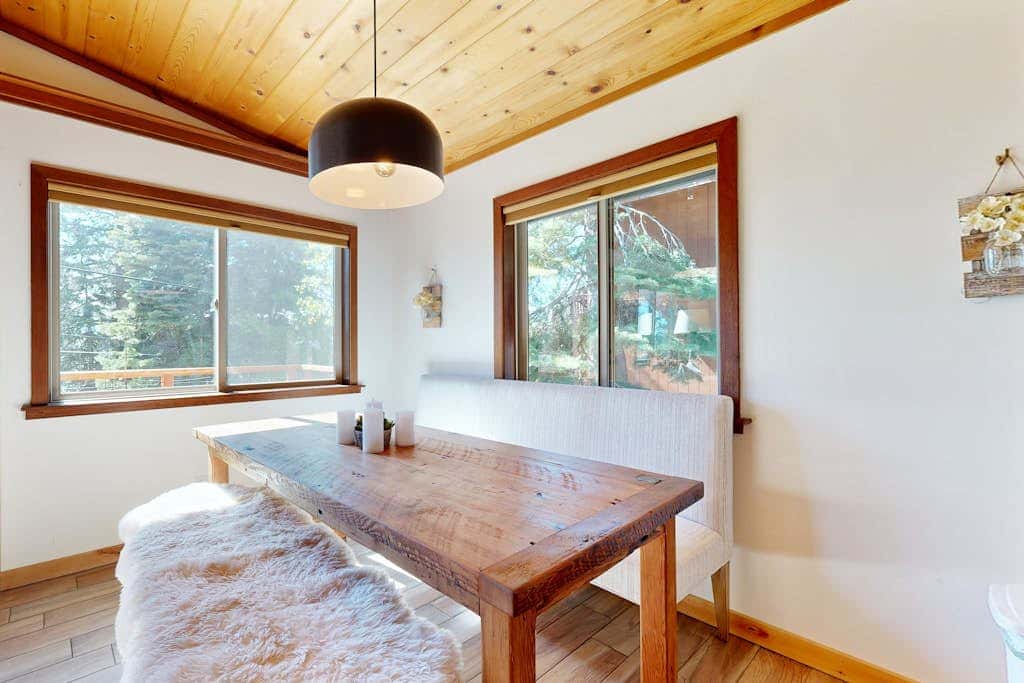 Forest getaway with spectacular lake view, 2 decks & hot tub - near Kings Beach