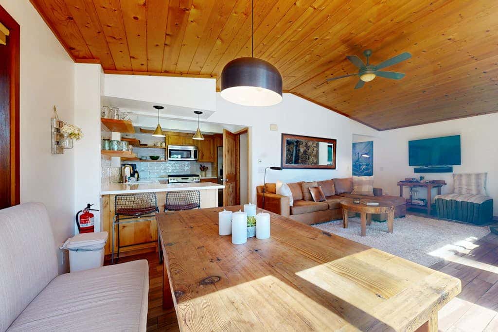Forest getaway with spectacular lake view, 2 decks & hot tub - near Kings Beach