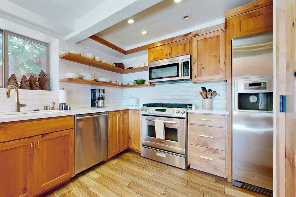 Forest getaway with spectacular lake view, 2 decks & hot tub - near Kings Beach