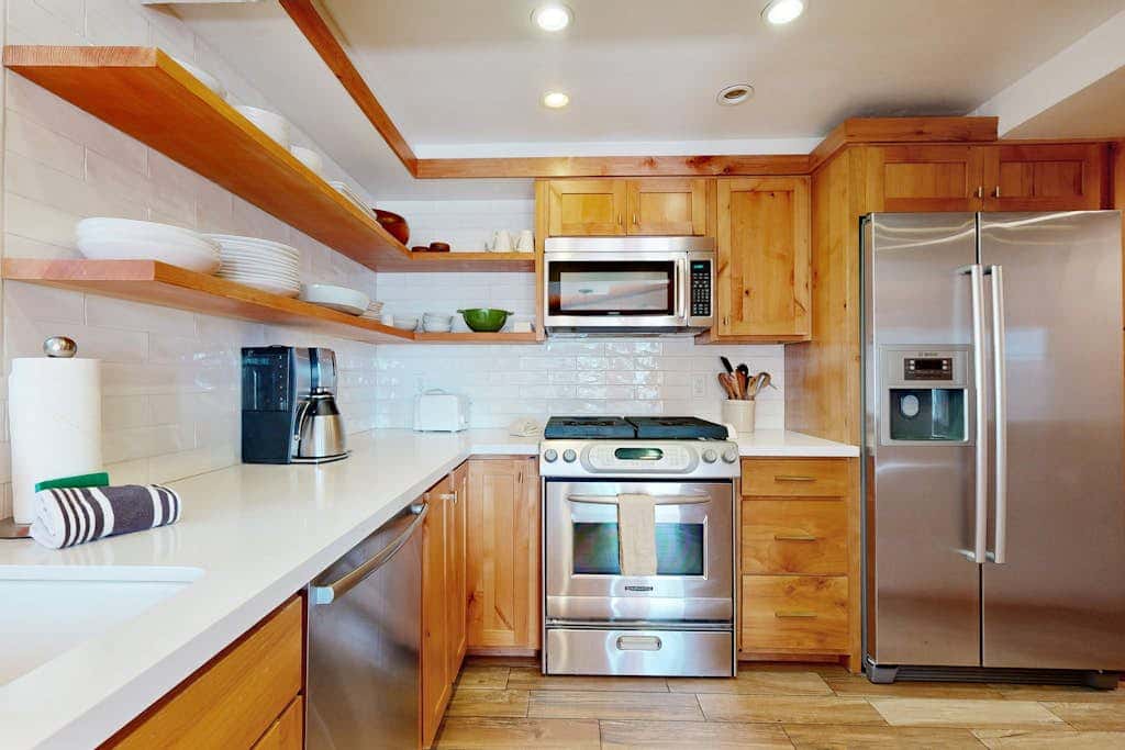 Forest getaway with spectacular lake view, 2 decks & hot tub - near Kings Beach