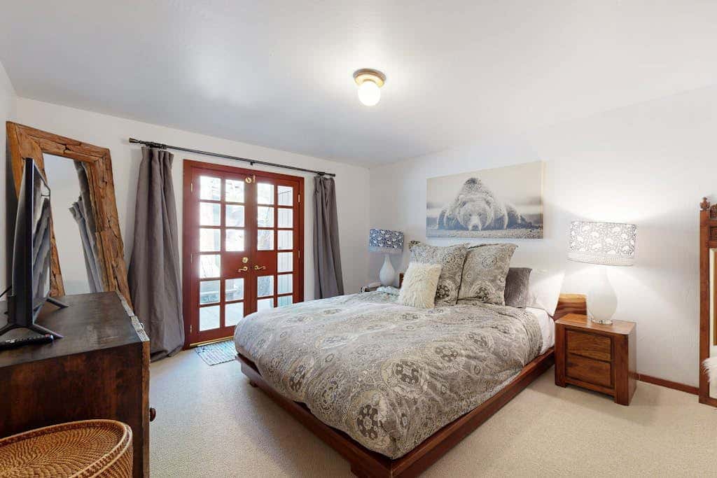 Forest getaway with spectacular lake view, 2 decks & hot tub - near Kings Beach