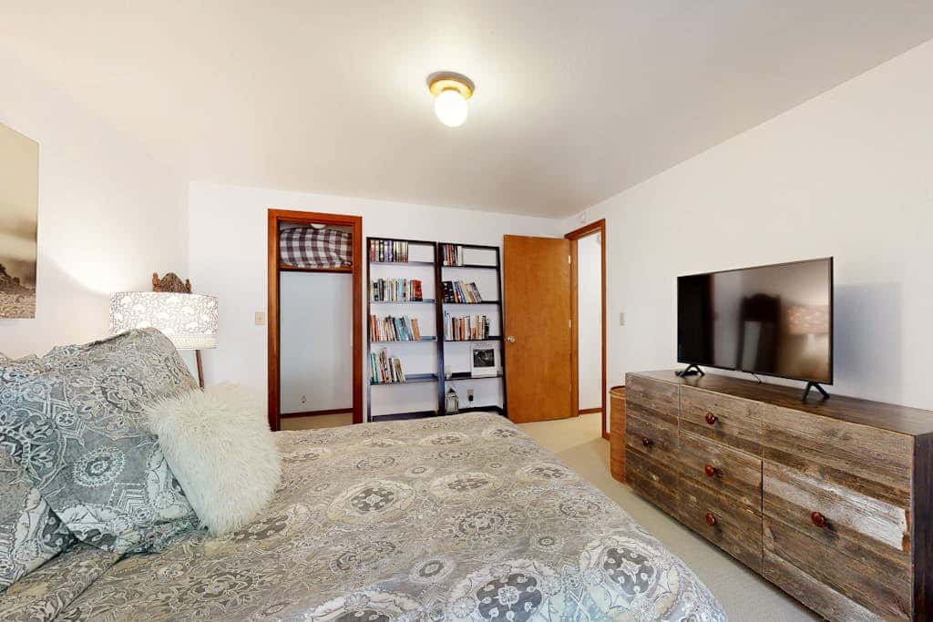 Forest getaway with spectacular lake view, 2 decks & hot tub - near Kings Beach