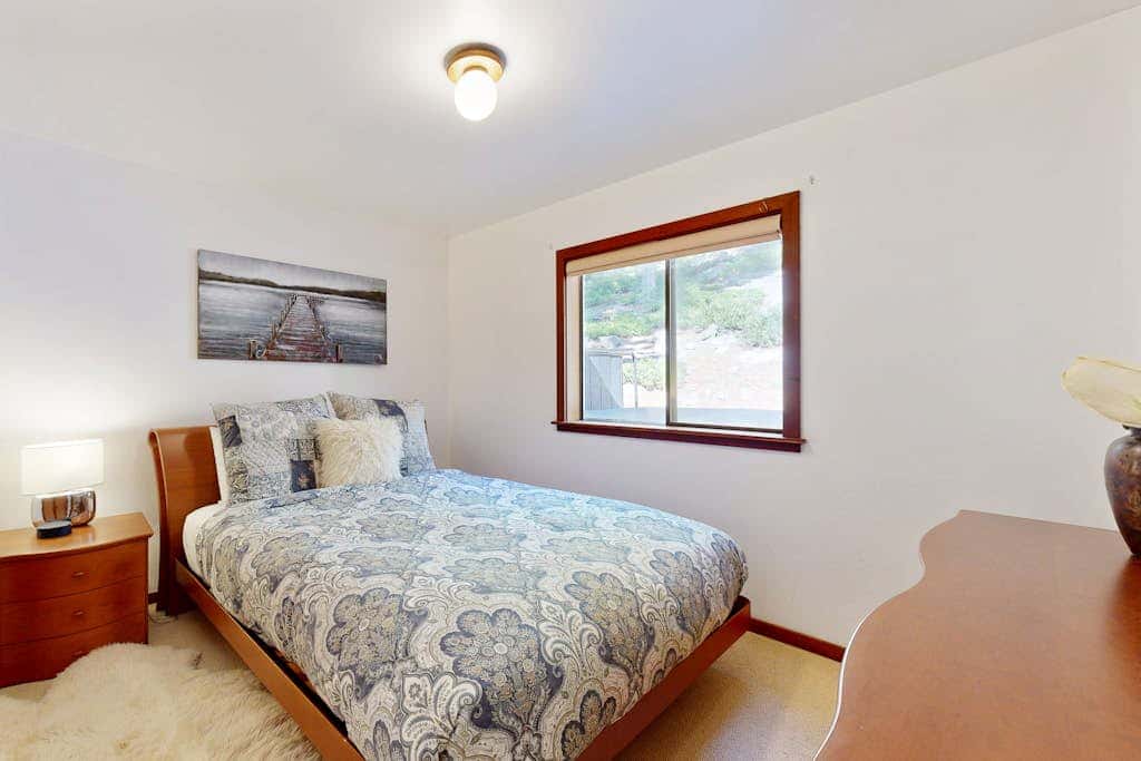Forest getaway with spectacular lake view, 2 decks & hot tub - near Kings Beach