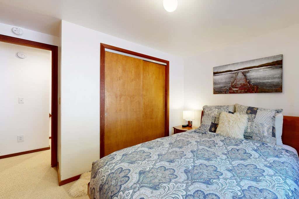 Forest getaway with spectacular lake view, 2 decks & hot tub - near Kings Beach