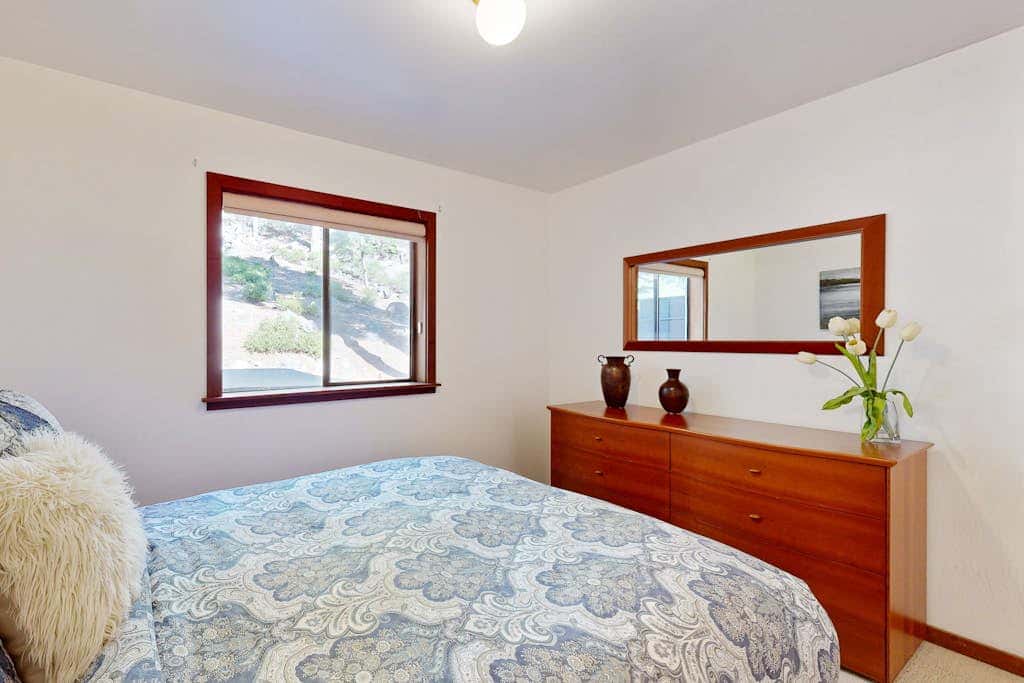Forest getaway with spectacular lake view, 2 decks & hot tub - near Kings Beach