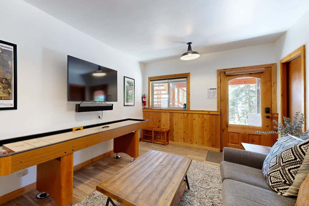 Forest getaway with spectacular lake view, 2 decks & hot tub - near Kings Beach