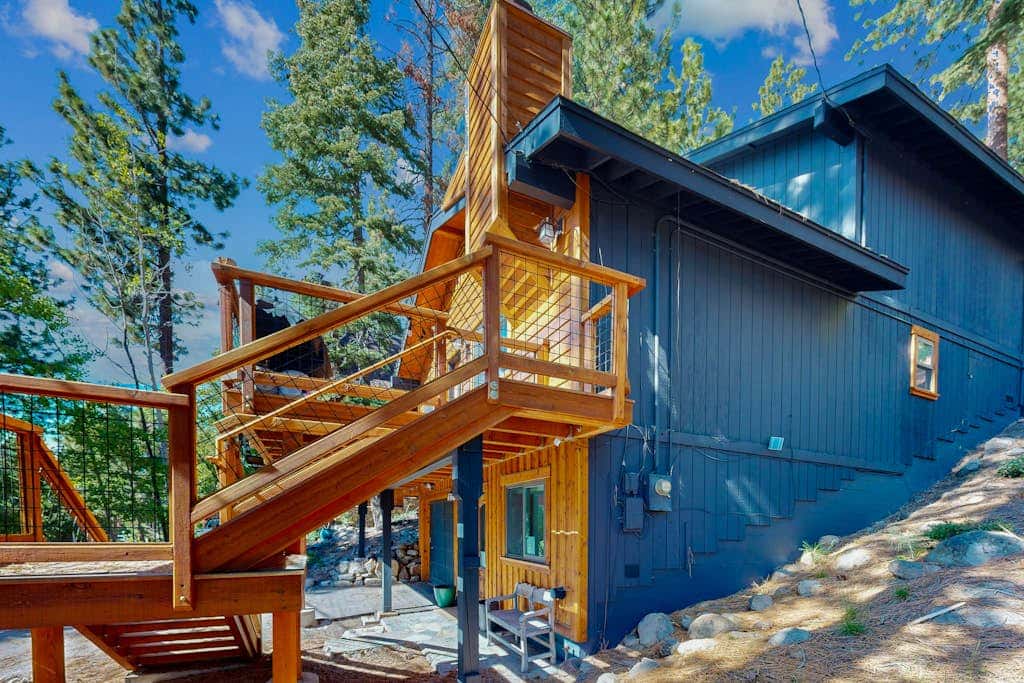 Forest getaway with spectacular lake view, 2 decks & hot tub - near Kings Beach