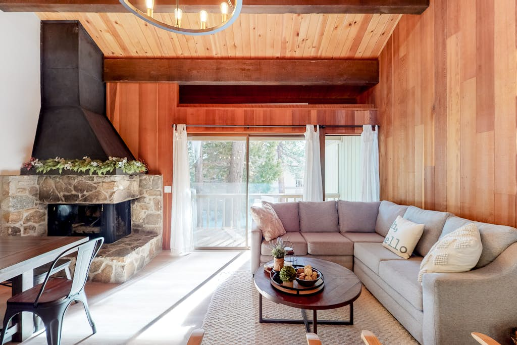 Mountain Home with Gas Fireplace, Fast WiFi, Balcony, Shared Pool, Tennis