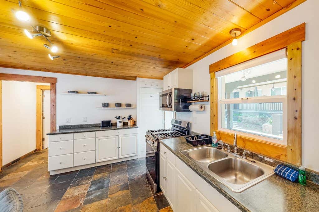 Modern lake-view hotel - all eight rooms - dog-friendly - near beach & golf