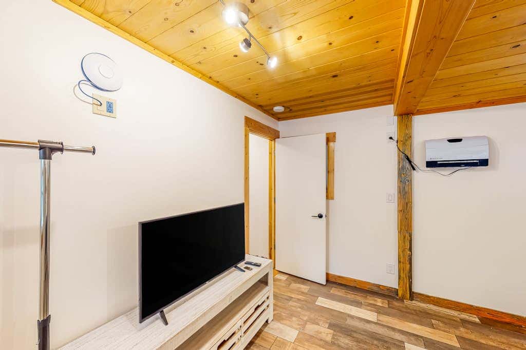 Modern lake-view hotel - all eight rooms - dog-friendly - near beach & golf