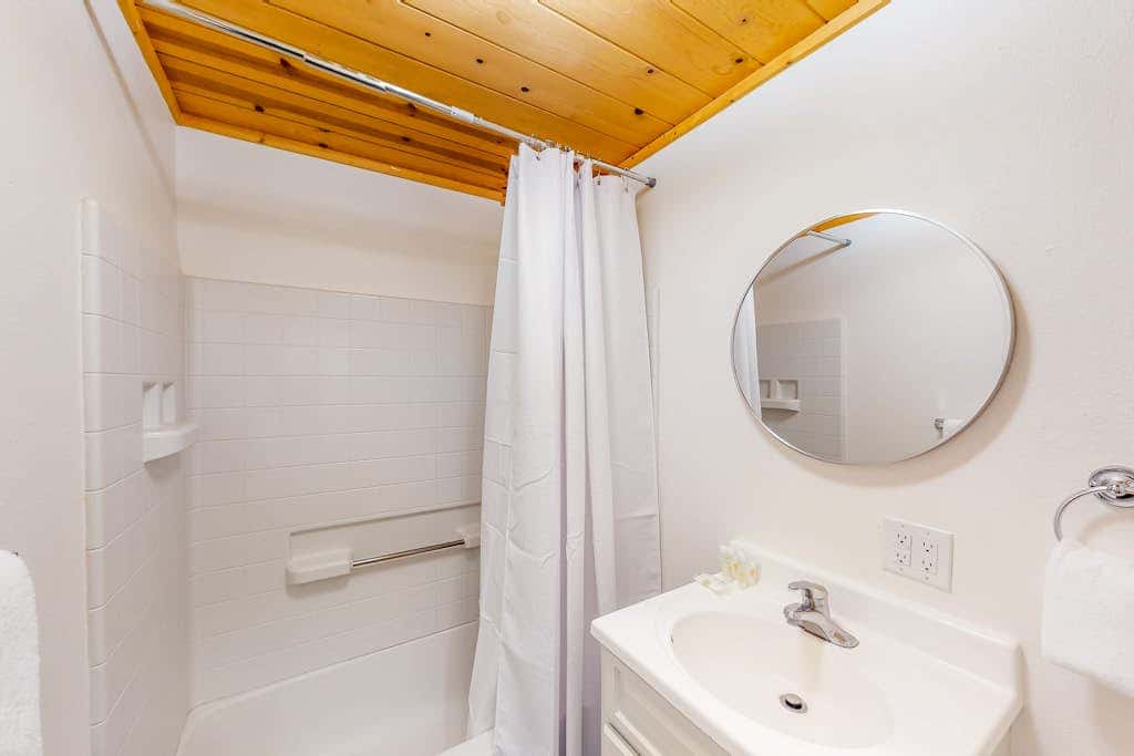 Modern lake-view hotel - all eight rooms - dog-friendly - near beach & golf