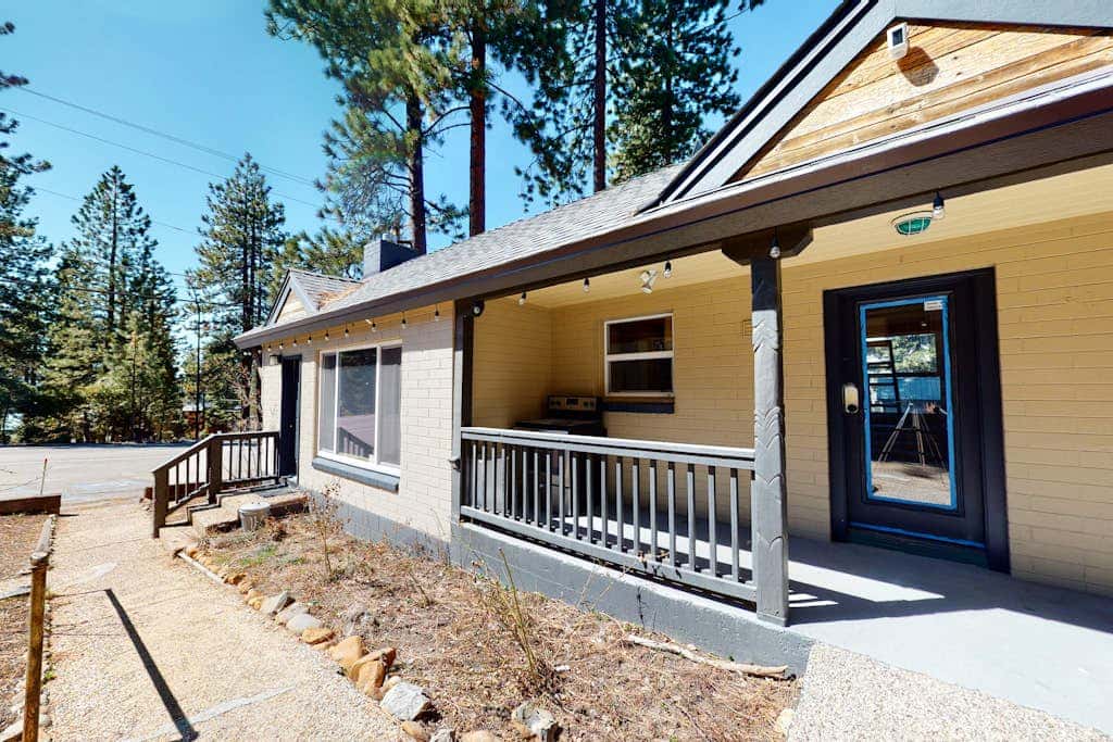 Modern lake-view hotel - all eight rooms - dog-friendly - near beach & golf