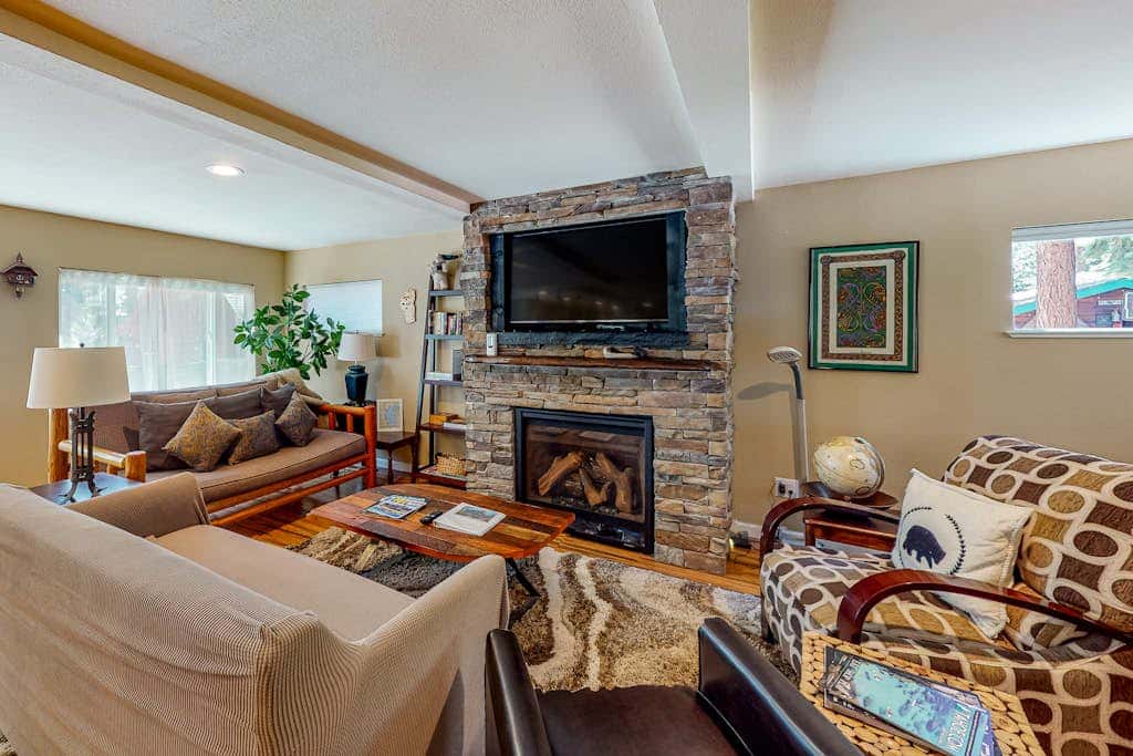 Hot Tub & Backyard - Walk 2 Blocks to Lake & Restaurants