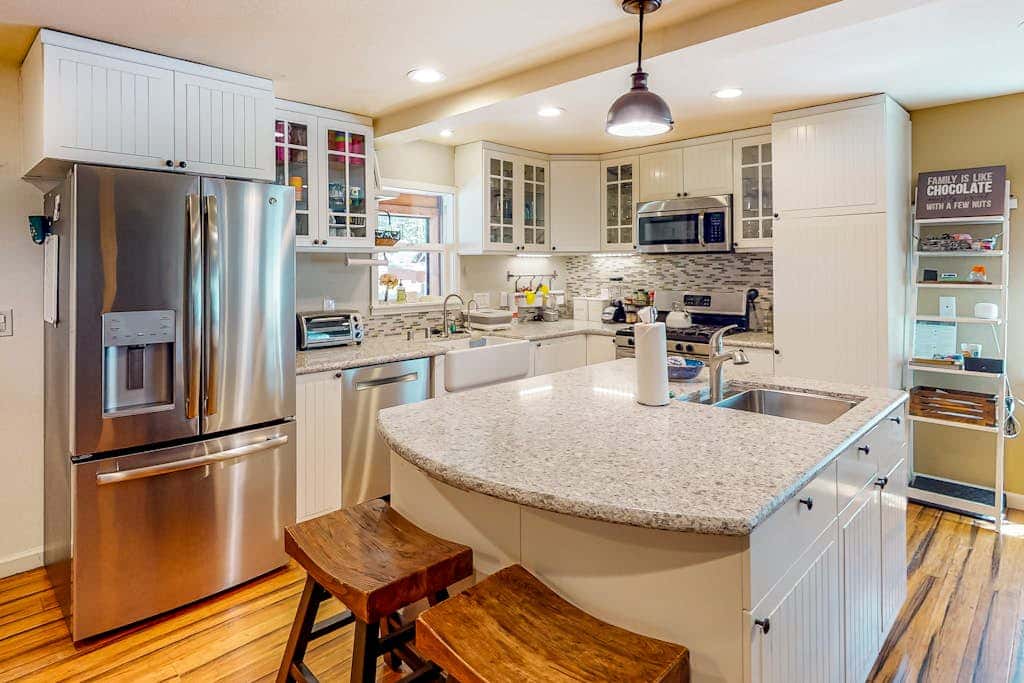 Hot Tub & Backyard - Walk 2 Blocks to Lake & Restaurants