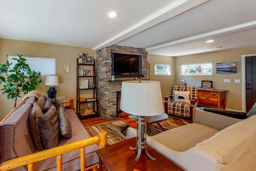 Hot Tub & Backyard - Walk 2 Blocks to Lake & Restaurants